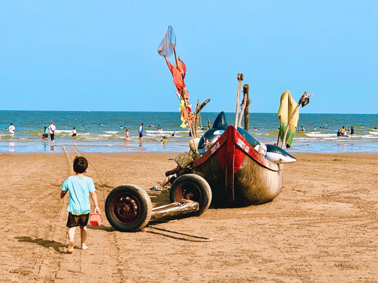 Bustling posing next to the fishing village in the middle of Sam Son beach city photo 7