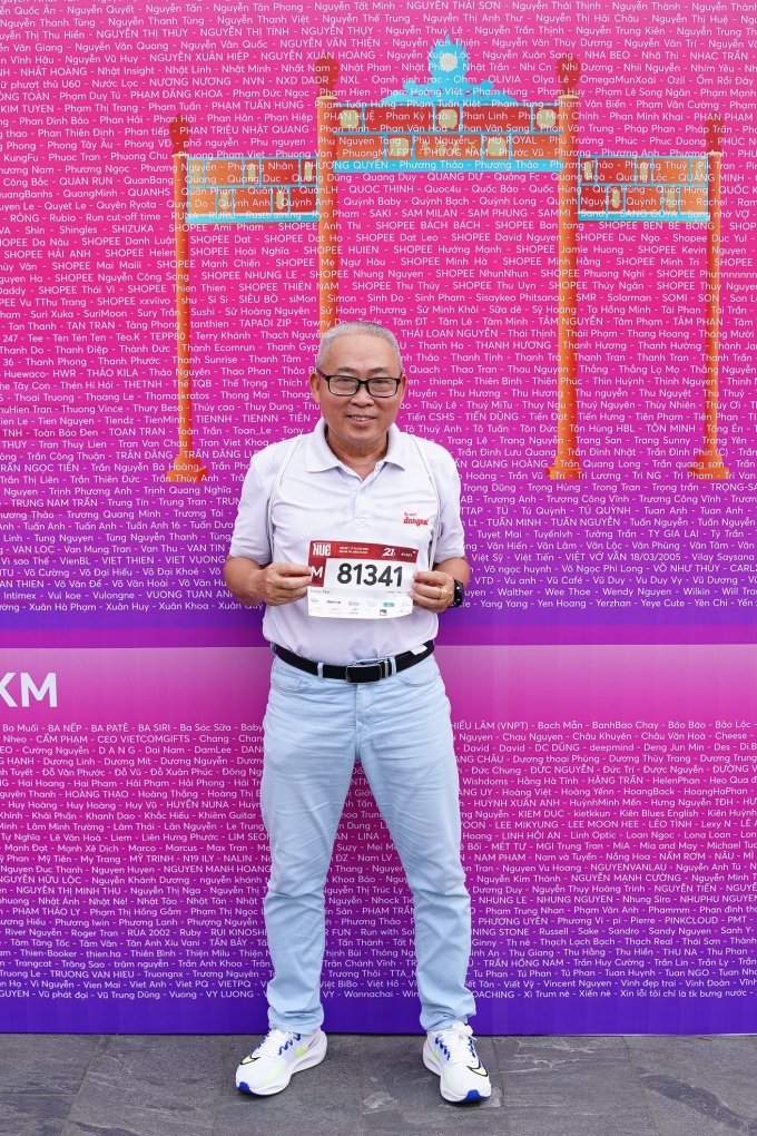 Mr. Tam came to Nghenh Luong Dinh to receive his Bib on the afternoon of April 19. The remaining 13 members will be present tonight and tomorrow morning.