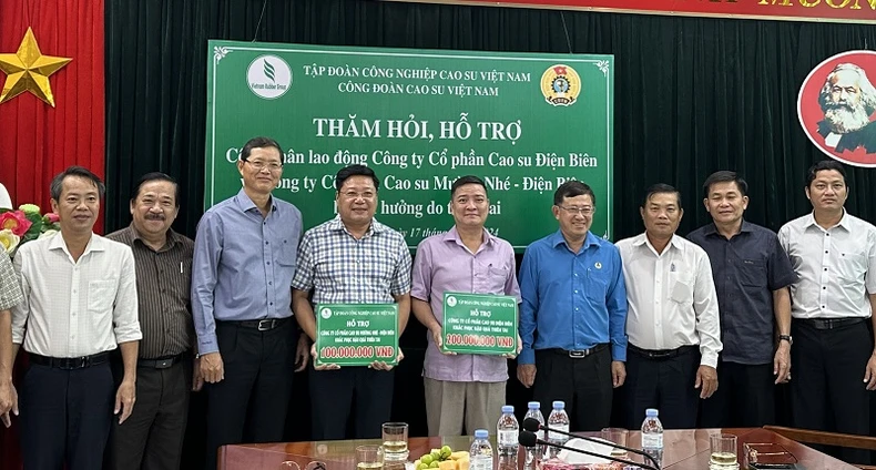 Vietnam Rubber Industry Group unterstützt Dien Bien bei der Bewältigung der Folgen einer Naturkatastrophe. Foto 1