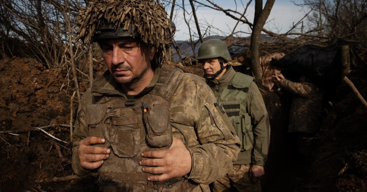 Avdiivka tombe, les soldats ukrainiens s'échappent de la forteresse assiégée