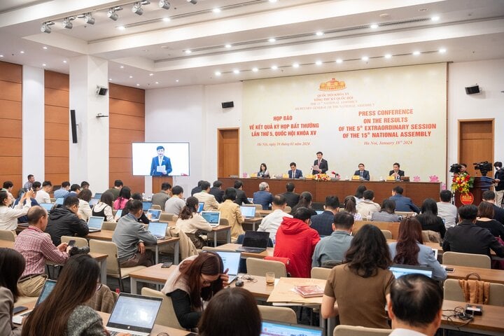 Panorama of the press conference announcing the results of the 5th Extraordinary Session of the 15th National Assembly.