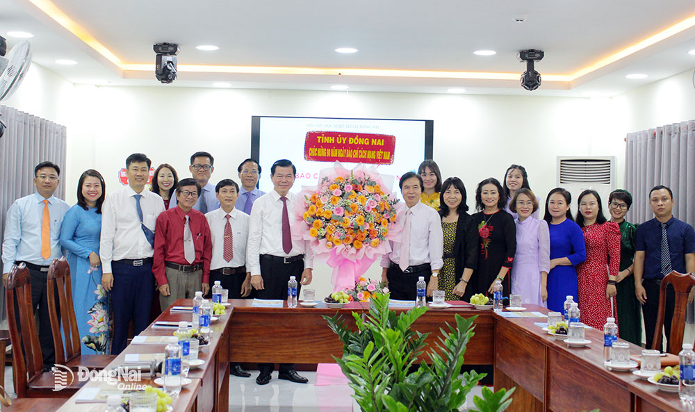 Provinzparteisekretär Nguyen Hong Linh besuchte das Dong Nai Literature and Arts Magazine und gratulierte ihm. Foto: Ho Thao