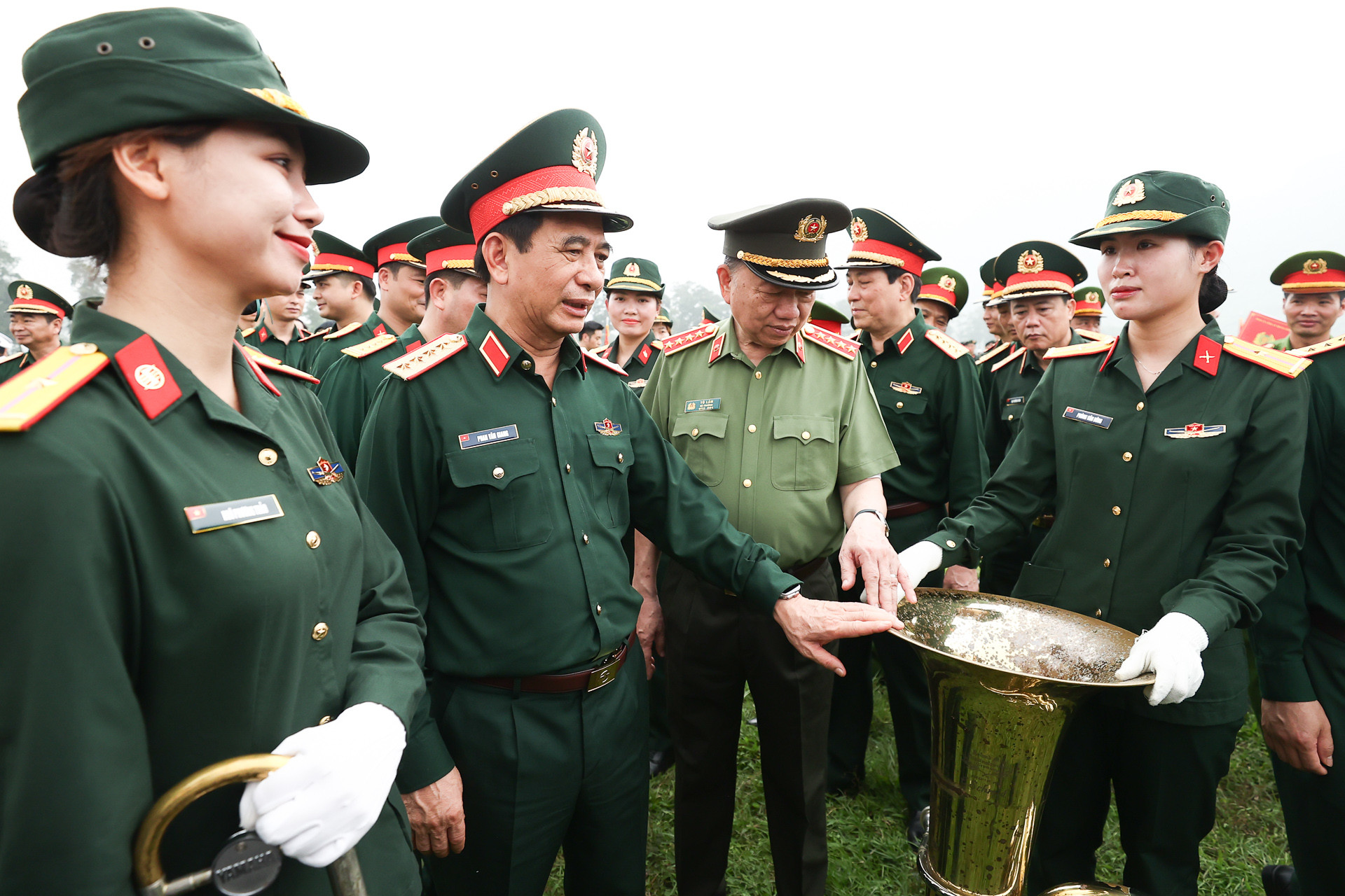 Zwei Generäle inspizieren und leiten die gemeinsame Probe der Siegesparade von Dien Bien Phu