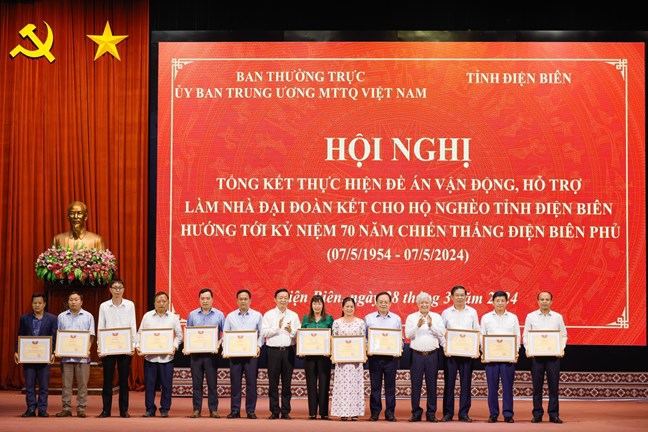 Presidente del Comité Central del Frente de la Patria de Vietnam, Do Van Chien y Diputado Primer Ministro Tran Hong Ha Entrega de certificados de mérito a personas personaje Logros destacados en la implementación del Proyecto 09