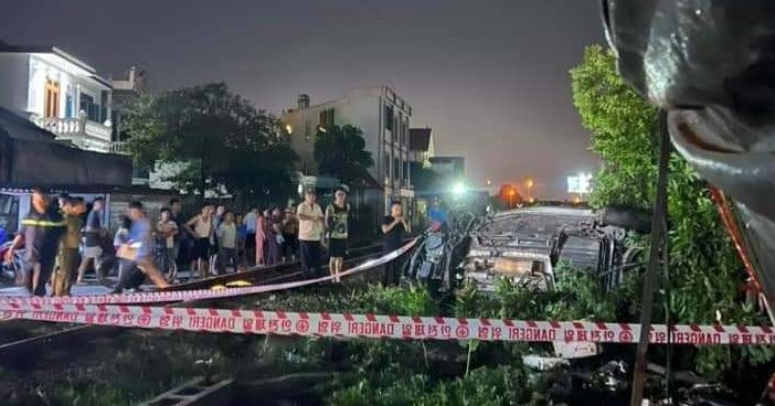 Une voiture transportant 9 personnes a été projetée par un train alors qu'elle traversait la route à Hai Phong