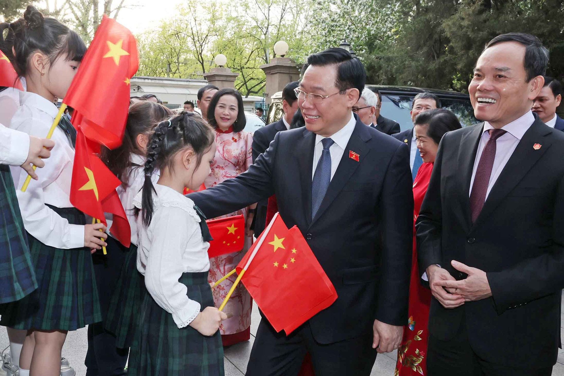 National Assembly Chairman Vuong Dinh Hue meets with the Vietnamese community in China