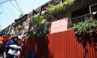 Antiguo edificio de apartamentos C8 Giang Vo (Hanói). Hay una señal de peligro frente al edificio. Foto: Nhu Y