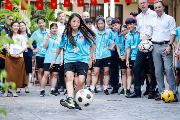 Vietnams Frauenfußballnationalmannschaft trifft sich mit der deutschen Botschaft