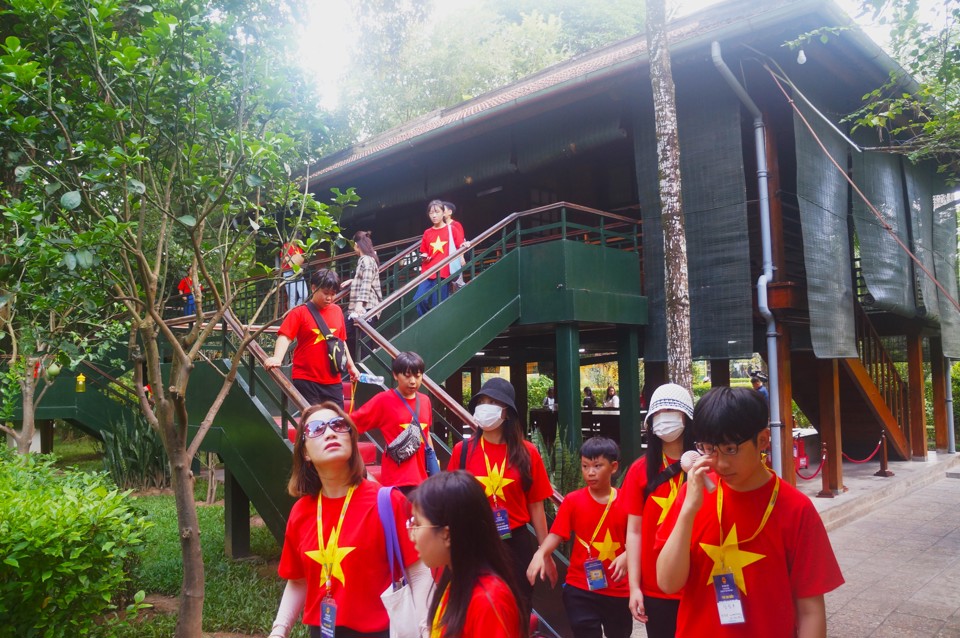 A delegation of overseas Vietnamese teachers and children in Korea visited President Ho Chi Minh's stilt house. Photo: Viet Anh