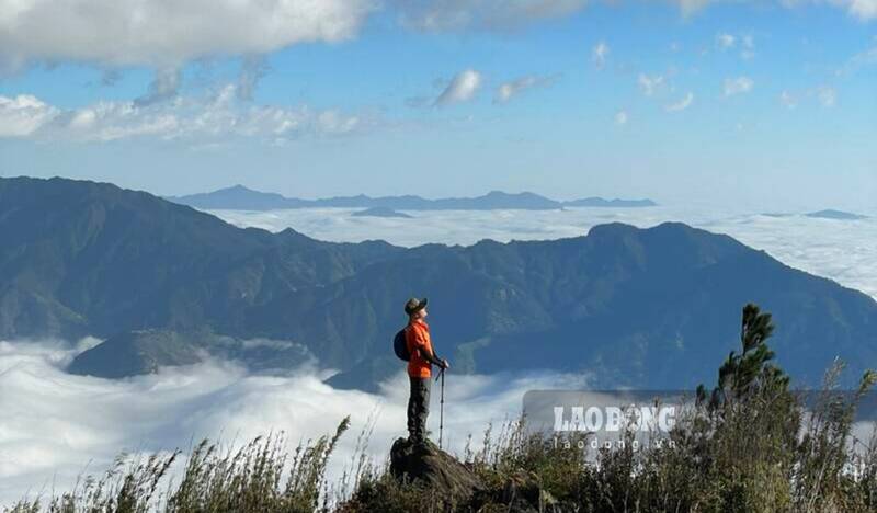 Conquérir des montagnes majestueuses est toujours une expérience passionnante pour les touristes. En particulier, les emplacements de chasse aux nuages ​​dans les hautes terres du Nord-Ouest sont toujours le premier choix. Photo : Lam Thanh