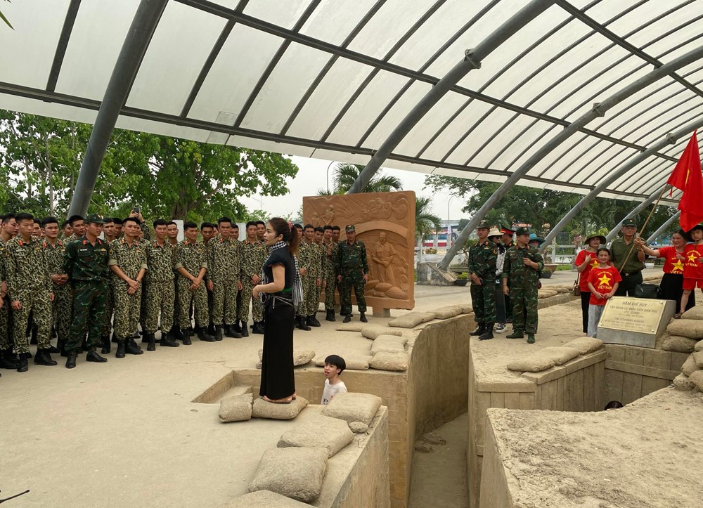 Kostenlose Stadtführung durch Dien Bien Phu zu historischen und kulturellen Stätten anlässlich des 30. April 15, Bild 3