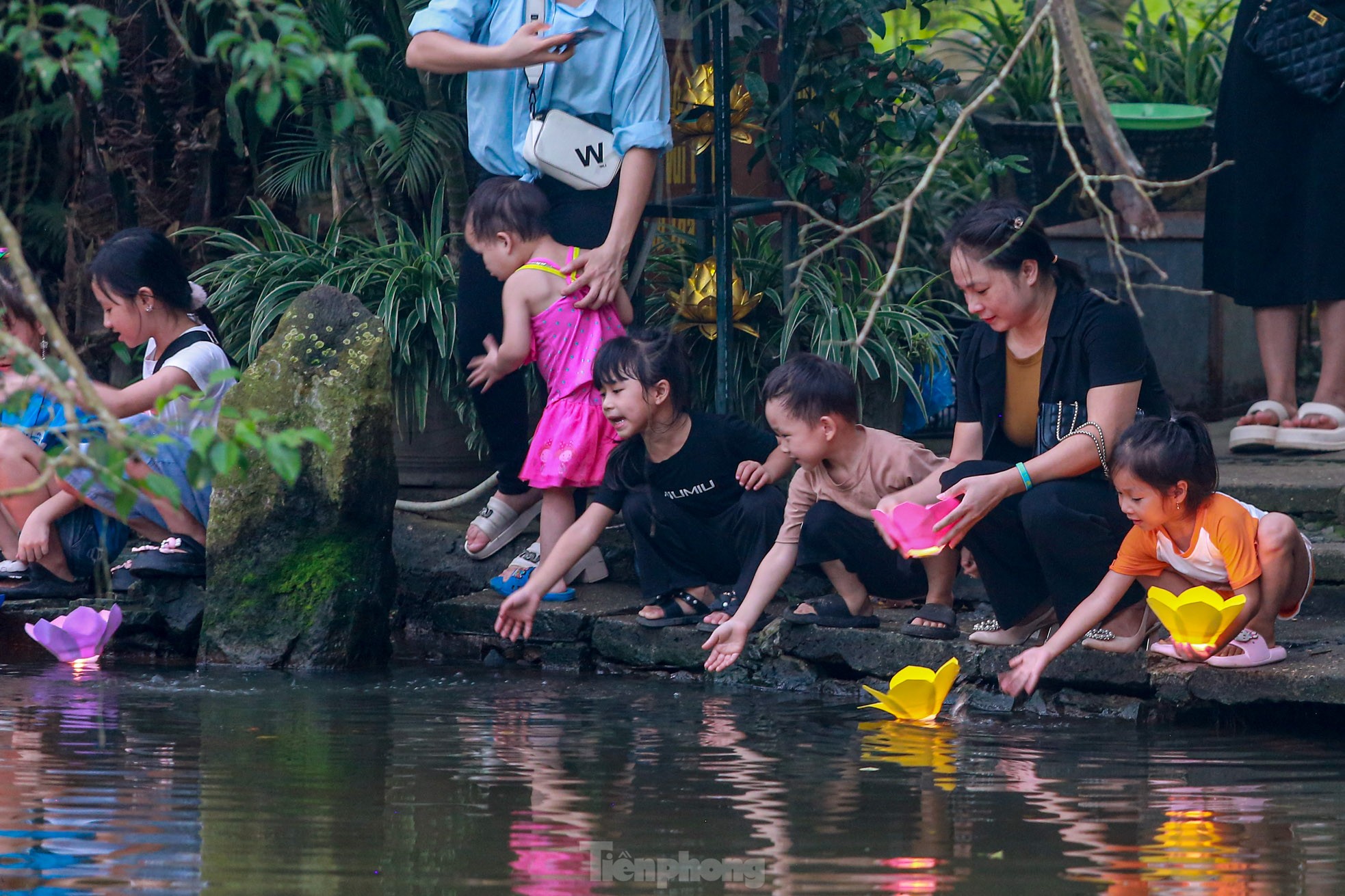 People in the capital release flower lanterns to show their gratitude during Vu Lan festival photo 11