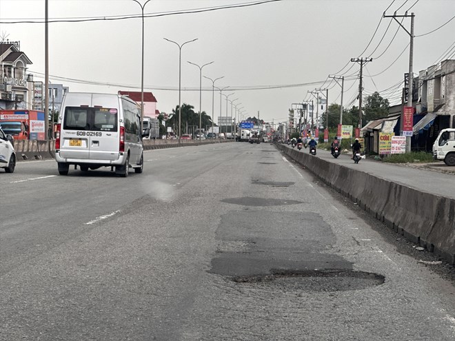 Der Zustand der Risse und Dellen auf der Oberfläche des National Highway 51 wurde im Juli 2023 von Lao Dong aufgezeichnet. Foto: Ha Anh Chien