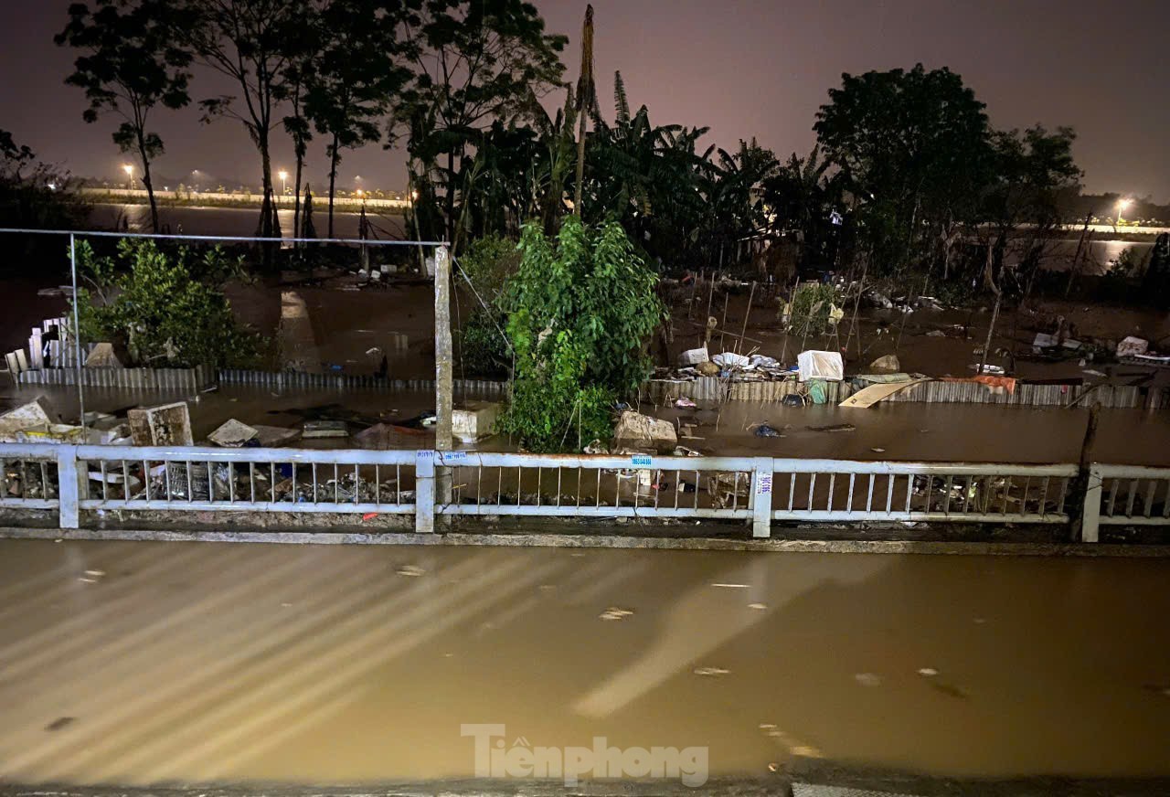 ទឹក​ទន្លេ​ក្រហម​ហក់​ឡើង ប្រជាជន Yen Bai ស្នាក់​ពេញ​មួយ​យប់​ដើម្បី​រៀបចំ​ខ្លួន​ដើម្បី​គេច​ពី​ទឹកជំនន់ រូបថត ២