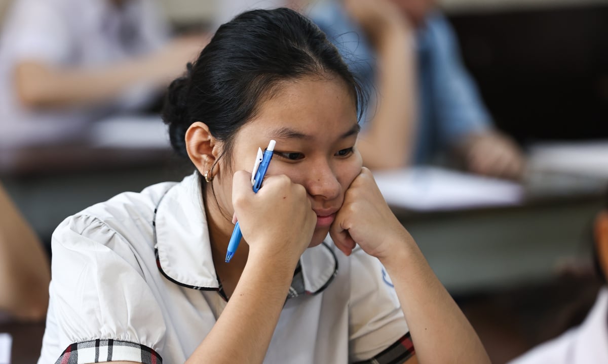 Why did Ho Chi Minh City sharply reduce the quota for public grade 10?