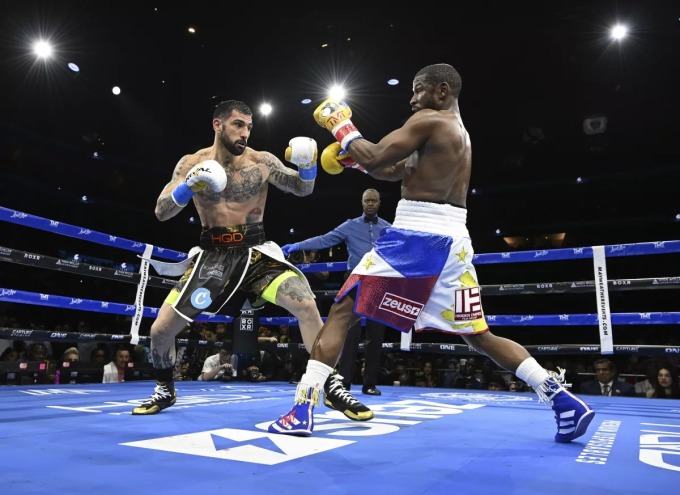 6月12日、フロリダで行われた試合でのゴッティ3世（左）とメイウェザー。写真：AP