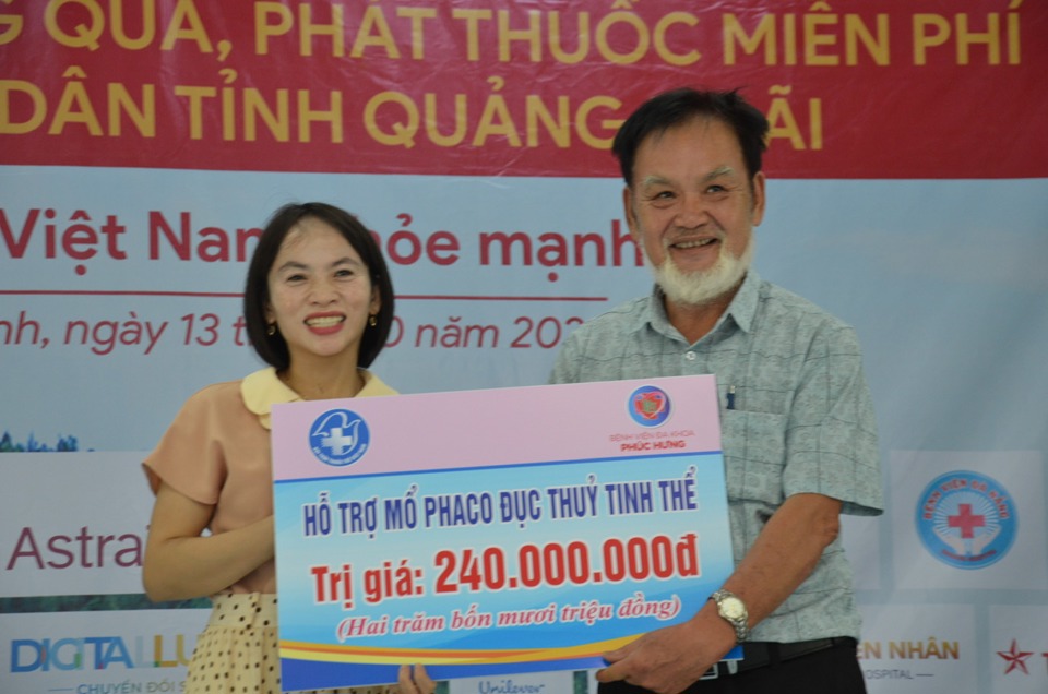 โรงพยาบาลฟุกหุ่งบริจาคเงิน 240 ล้านดองเพื่อสนับสนุนการผ่าตัดต้อกระจกด้วย Phaco