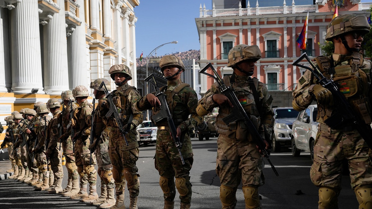 L'armée bolivienne a utilisé un camion en acier pour attaquer le palais présidentiel, photo 2.