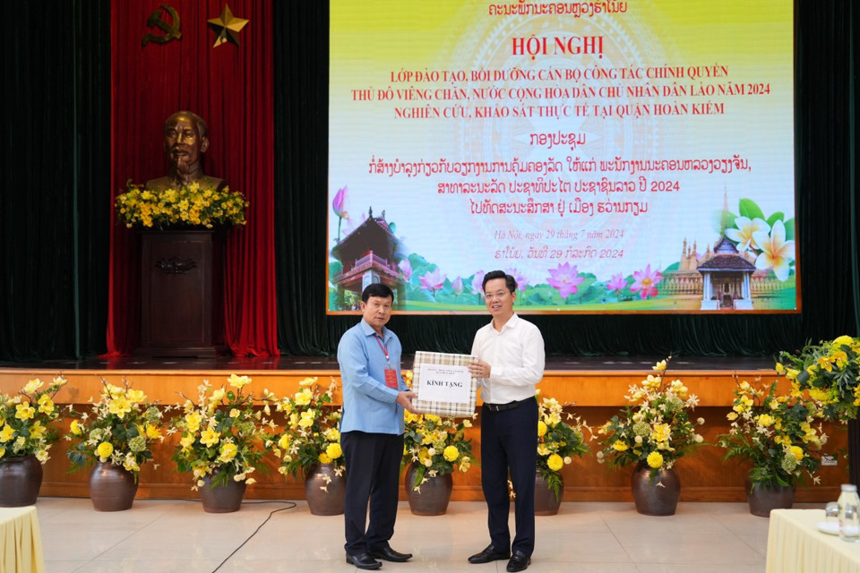 Der Sekretär des Bezirksparteikomitees und Vorsitzende des Volksrats des Bezirks Hoan Kiem, Vu Dang Dinh, überreichte der Delegation von Beamten aus Vientiane (Laos) Souvenirs.