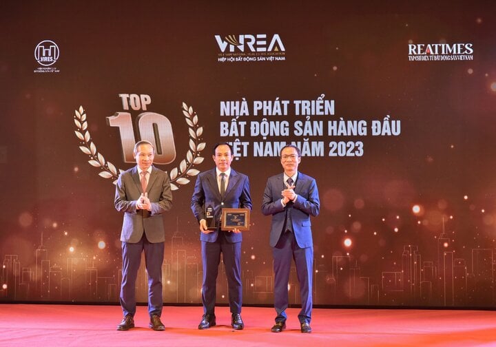 Representante del Grupo GELEXIMCO recibió el premio de los 10 principales desarrolladores inmobiliarios líderes en Vietnam en 2023.