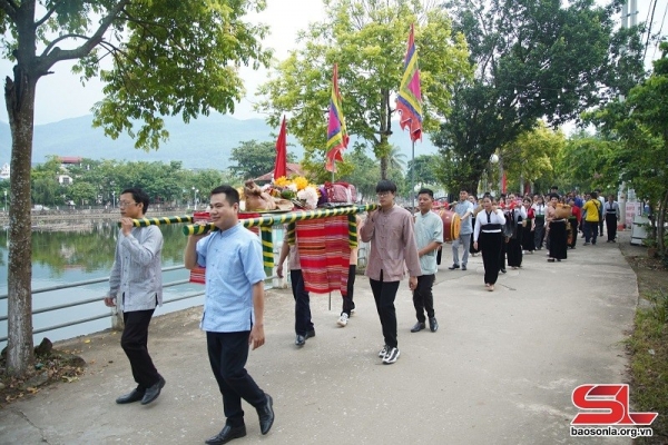 Ritual único de Año Nuevo Xip Xi del pueblo tailandés blanco