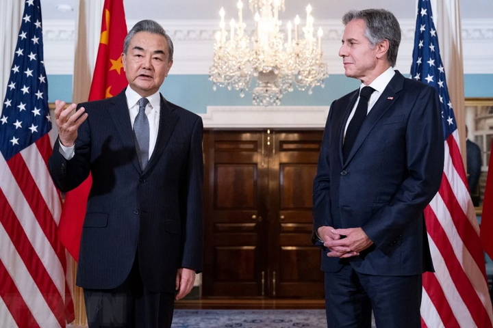 Chinese Foreign Minister Wang Yi (left) and his US counterpart Antony Blinken during a meeting in Washington, DC on October 26, 2023. (Photo: AFP/VNA)