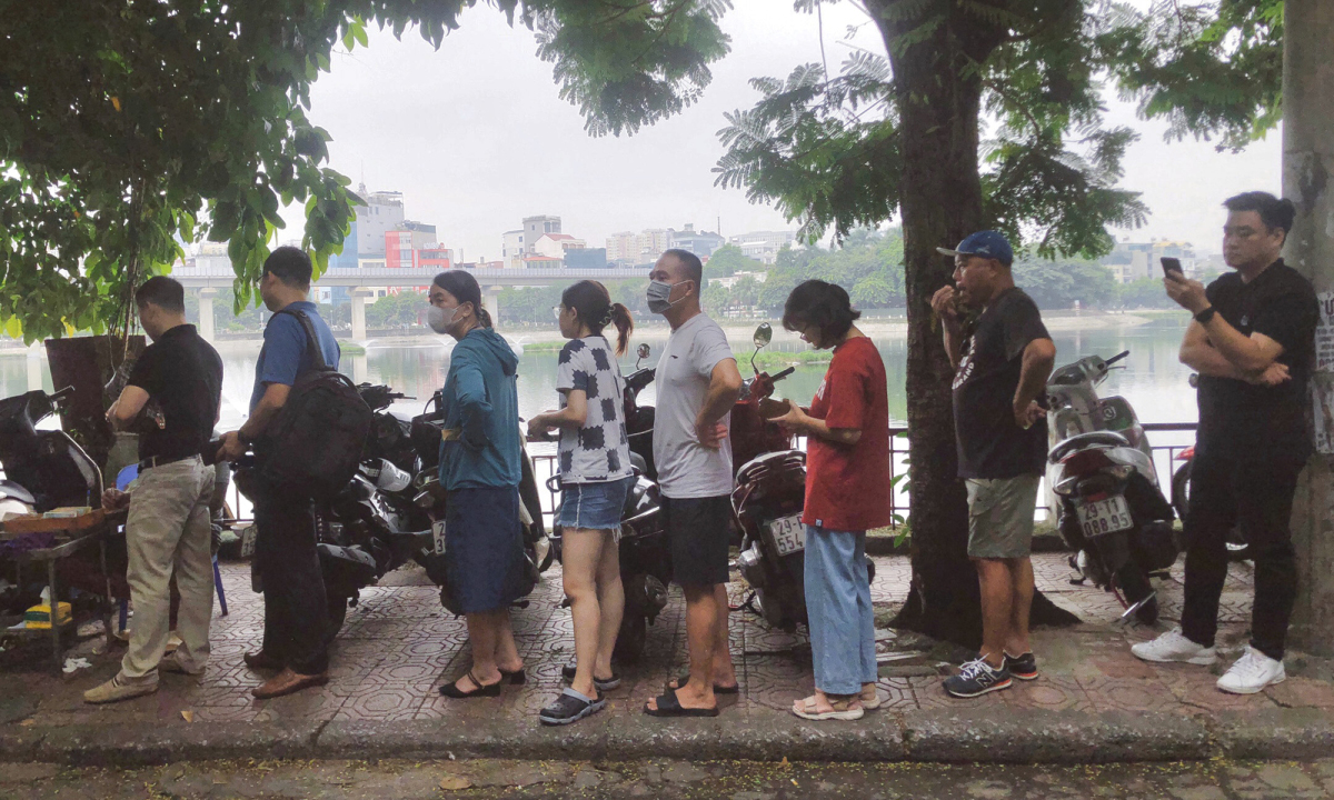 Restaurante Pho en Hanoi, los clientes tienen que hacer cola como en el período de subsidios