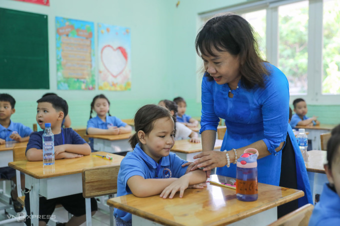 Erstklässler der Dinh Tien Hoang Grundschule (Bezirk 1, Ho-Chi-Minh-Stadt) an ihrem ersten Schultag im August 2022. Foto: Quynh Tran