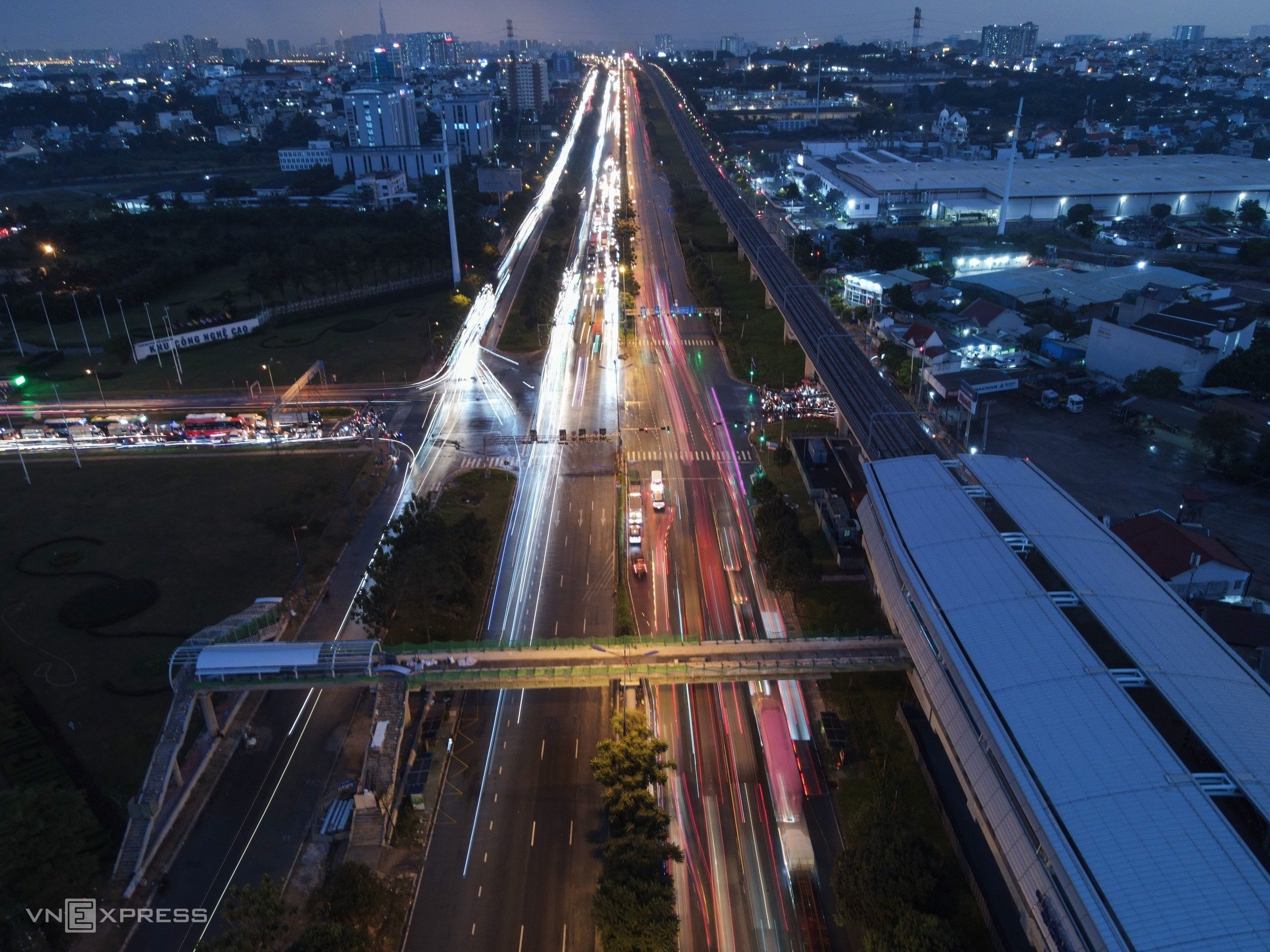 La passerelle piétonne reliant la station surélevée du métro Ben Thanh - Suoi Tien prend forme