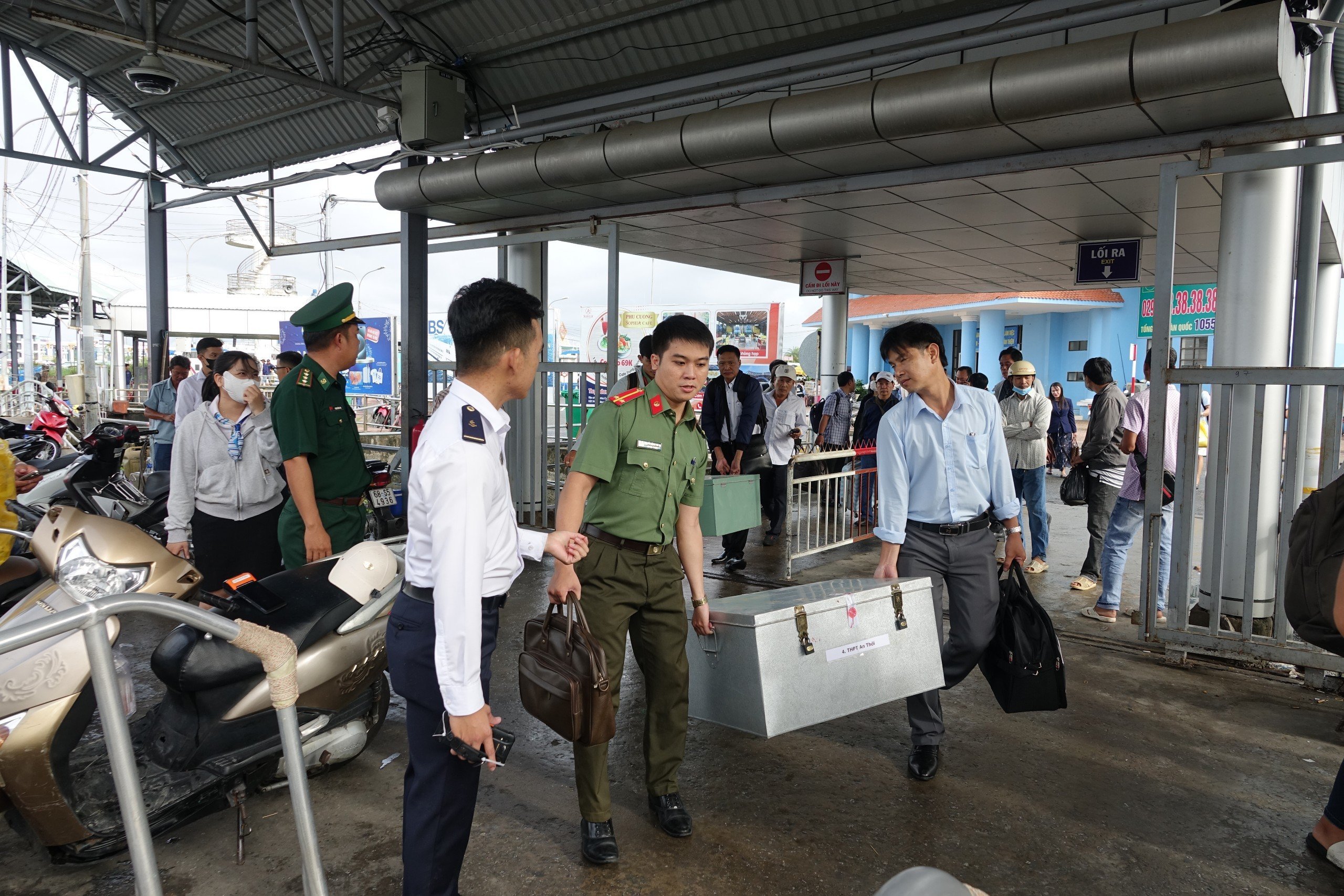 Hàng trăm thí sinh vượt biển vào đất liền thi tốt nghiệp THPT- Ảnh 12.