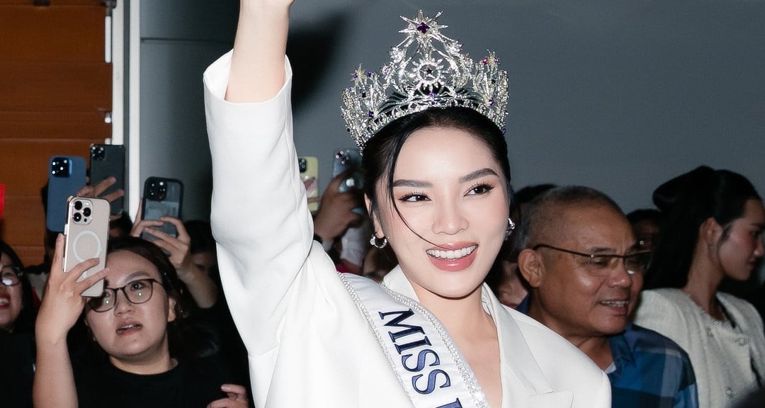 Fans surrounded the airport to see Ky Duyen and Thanh Thuy off to international competitions.