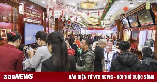 Crowds of people jostle to buy gold before God of Wealth's day