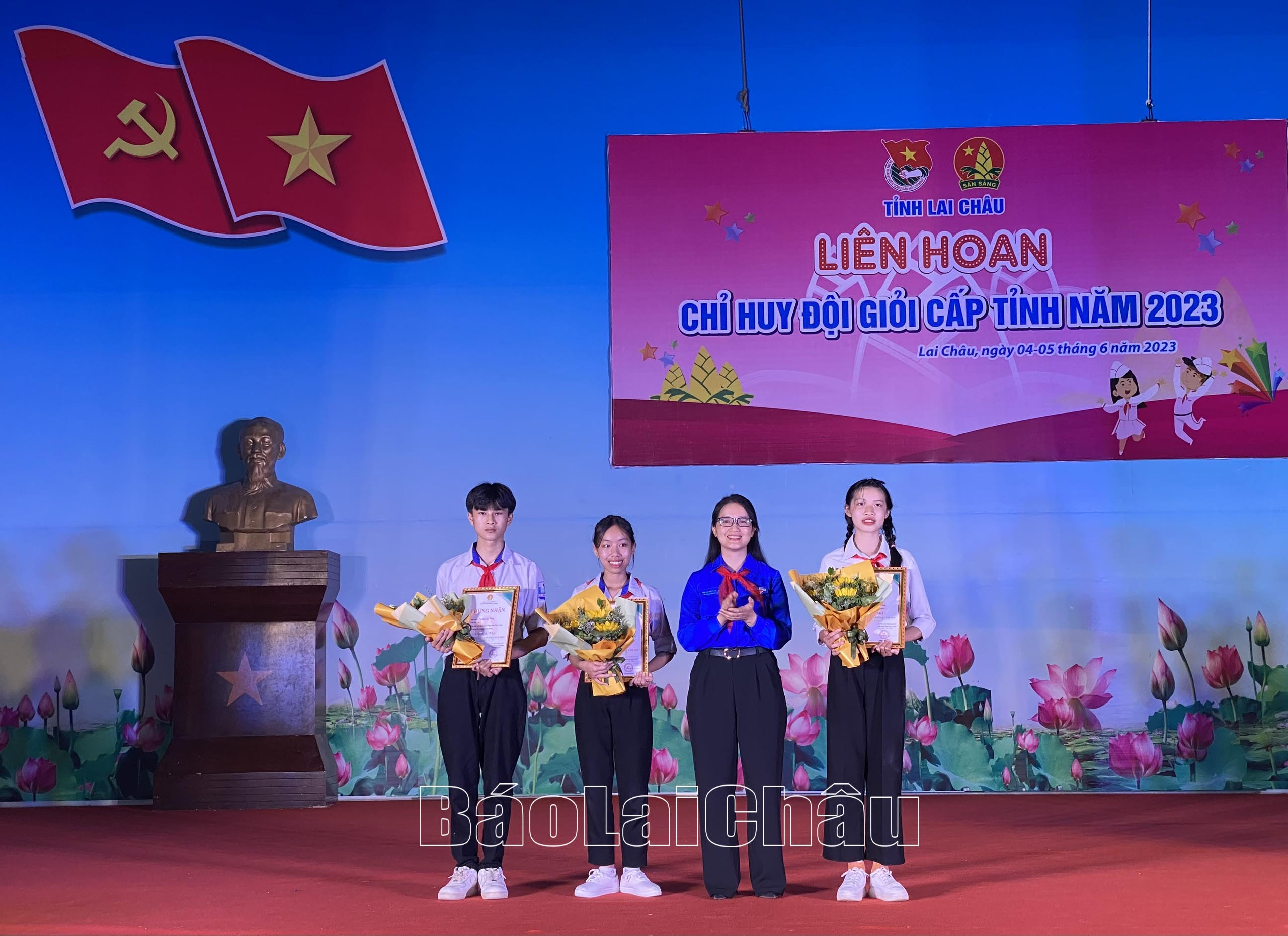 Đồng chí Vừ Thị Mai Dinh - Phó Bí thư Tỉnh đoàn trao giải nhất, nhì cho các cá nhân đạt thành tích cao tại Liên hoan.