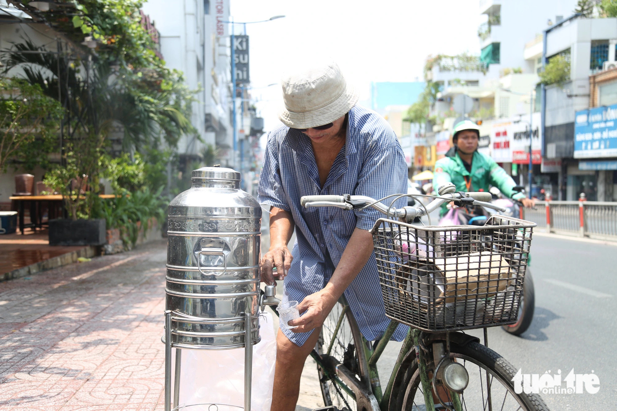 Những bình nước ven đường nhận được sự ủng hộ của nhiều người dân, nhất là người lao động, tài xế xe công nghệ…