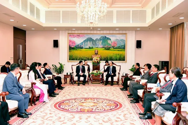 Mang tình cảm tốt đẹp hai đất nước đến với Lào - Ảnh 2.