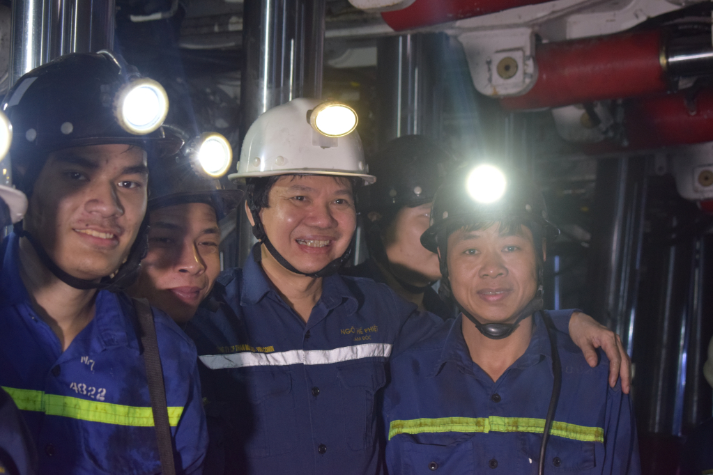 Party Secretary and Director of Nui Beo Coal Joint Stock Company Ngo The Phiet (middle) went down to the furnace to encourage workers.