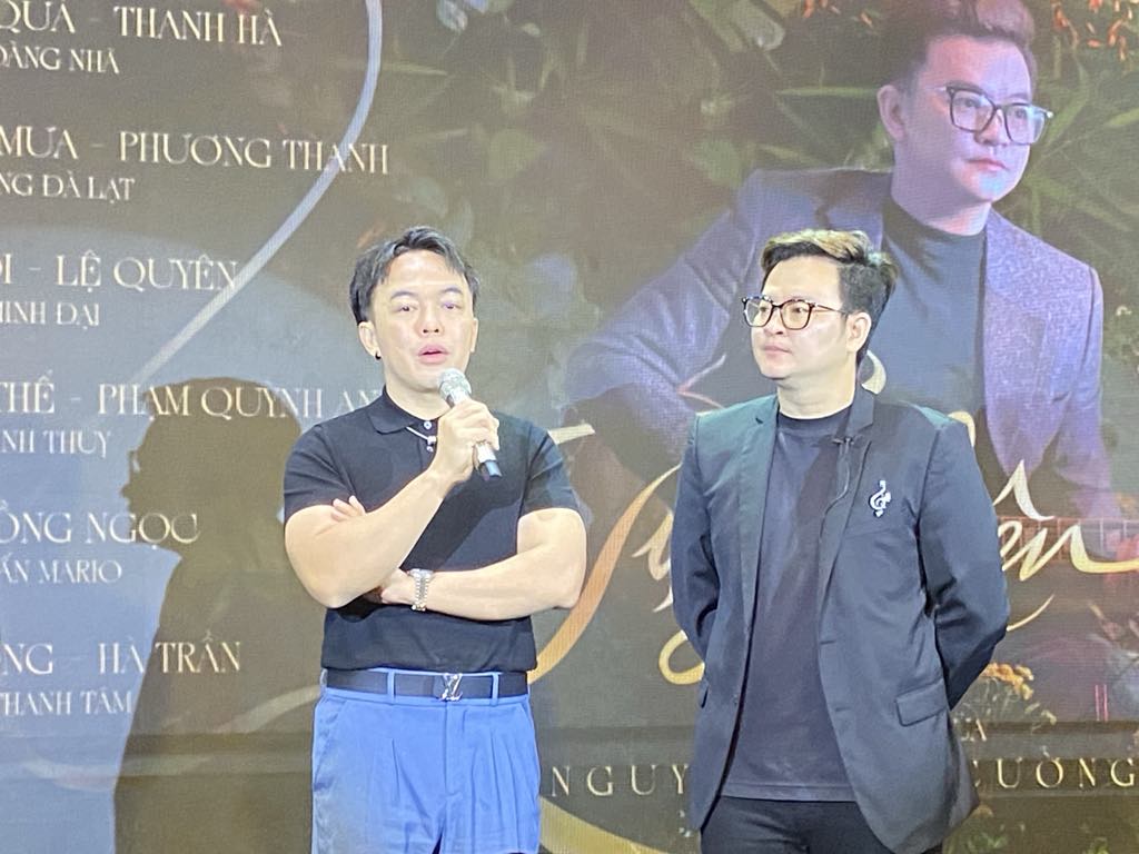 Đạo diễn Trần Thành Trung (trái, quản lý của ca sĩ Hồ Ngọc Hà) chia sẻ Hồ Ngọc Hà sẽ làm MV cho ca khúc Tự nhiên như một cách để ủng hộ, lan tỏa album mới nhất này của nhạc sĩ Nguyễn Minh Cường