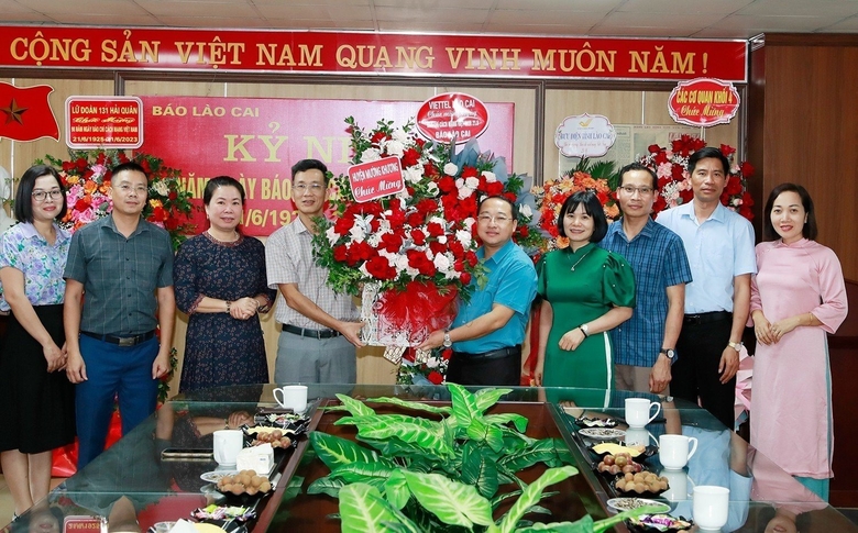 Agencies, units and localities congratulate Lao Cai Newspaper on the 98th anniversary of Vietnam Revolutionary Press Day photo 9