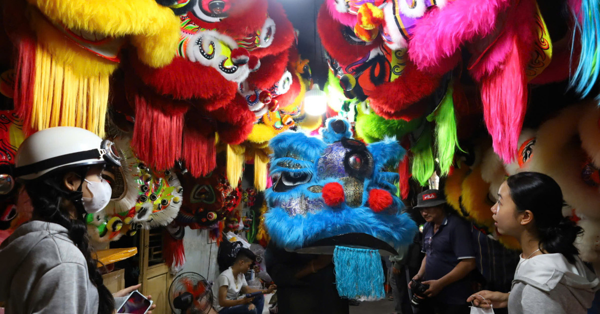 The Lion Head Market is bustling during the Mid-Autumn Festival, with customers traveling hundreds of kilometers to shop.