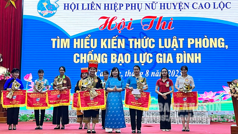 Đội thi xã Phú Xá giành giải nhất Hội thi Tìm hiểu kiến thức Luật Phòng, chống bạo lực gia đình huyện Cao Lộc