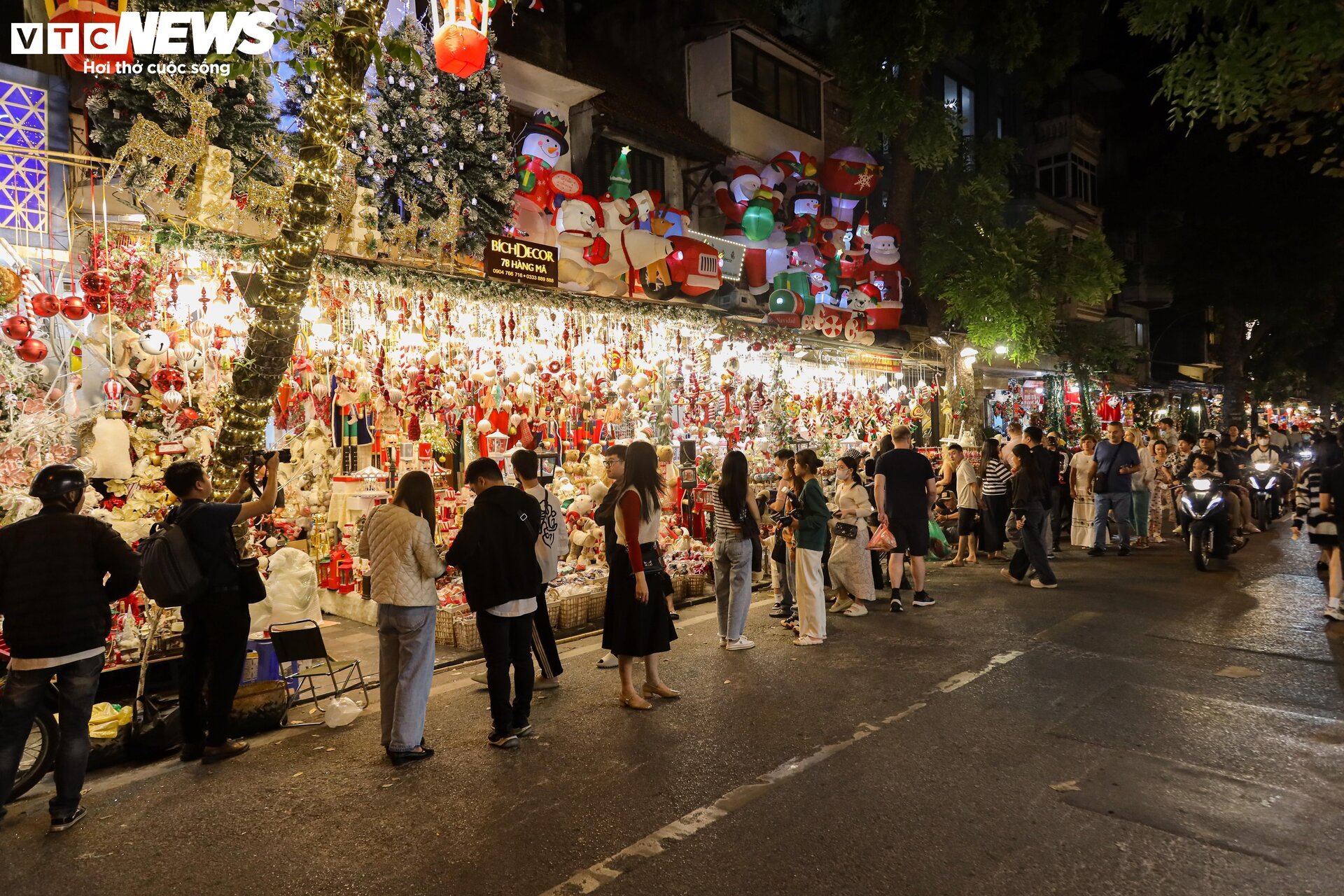 Les décorations de Noël 2023 sont vendues partout, les rues de Hanoi sont colorées - 1