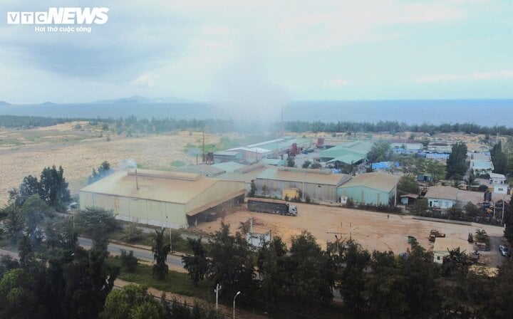 La fumée et la poussière de bois des entreprises du parc industriel de Dong Bac Song Cau sont rejetées dans l'environnement.