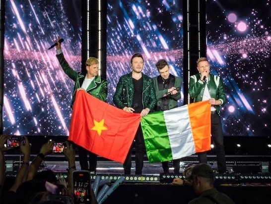 The band Westlife respectfully raised the Vietnamese and Irish flags and bowed to the audience. Photo: VPBank