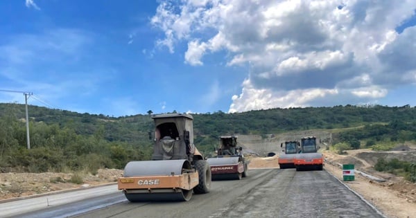 Des milliers d'ingénieurs et d'ouvriers travaillent sur le chantier pour donner vie à l'autoroute Nord-Sud