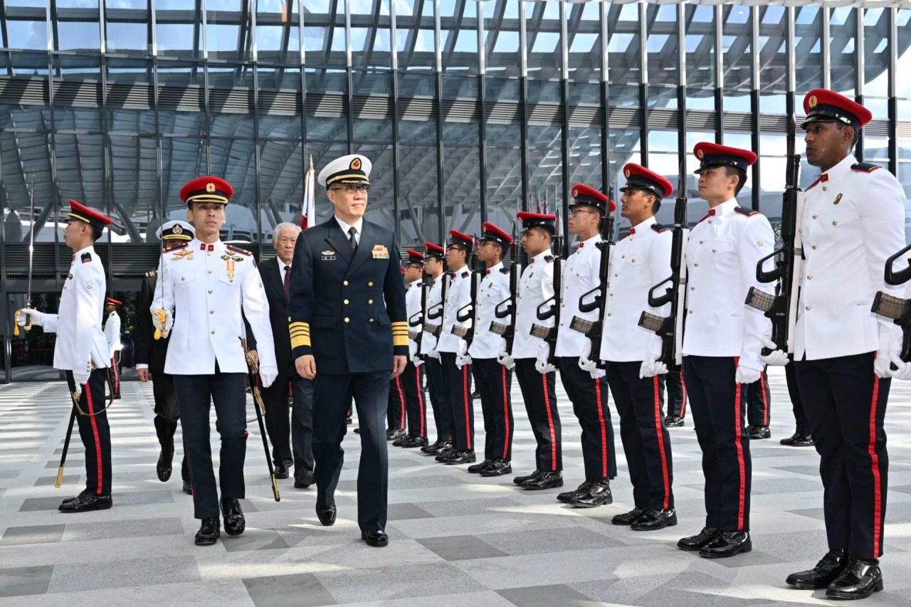 Bộ trưởng Quốc phòng Trung Quốc Đổng Quân (trái) gặp Bộ trưởng Quốc phòng Singapore Ng Eng Hen duyệt đội danh dự hôm 30/5/2024. (Nguồn: Bộ Quốc phòng Singapore)