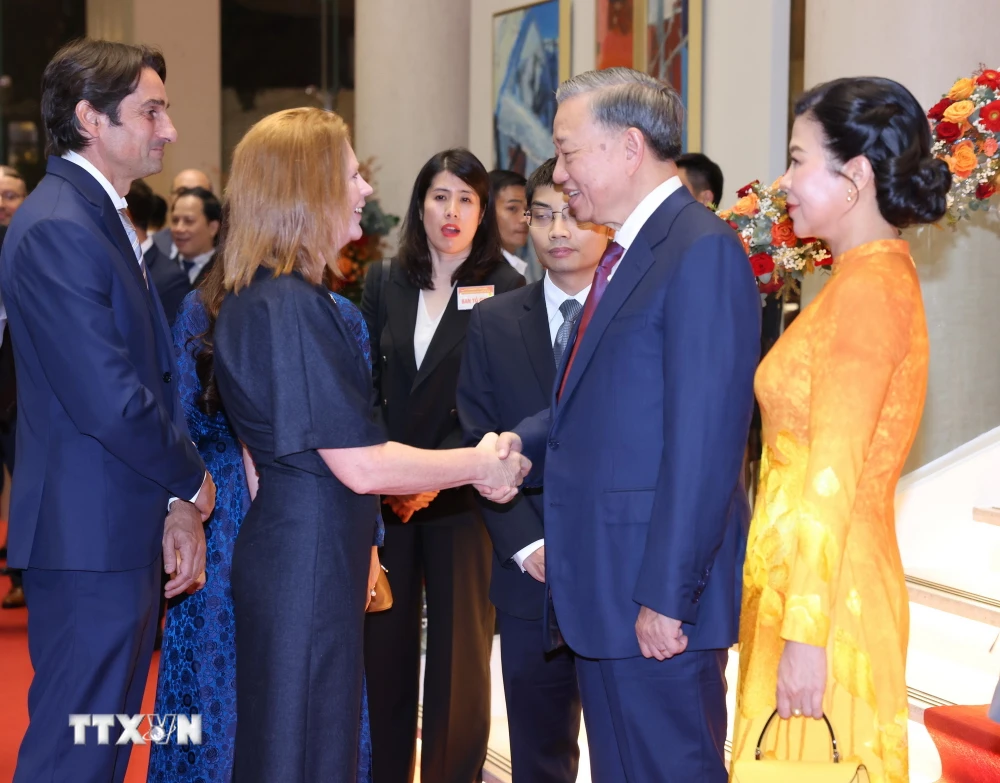 Generalsekretär und Präsident To Lam mit Botschaftern, Geschäftsträgern und Leitern internationaler Organisationen. (Foto: Lam Khanh/VNA)