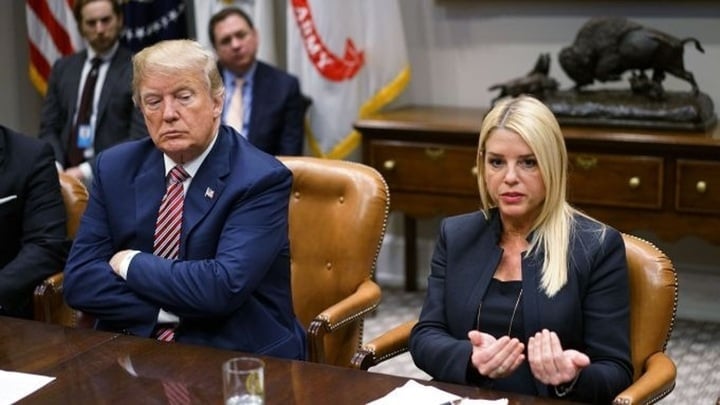 El Sr. Trump y la Sra. Bondi en la Casa Blanca en 2018. (Foto: Getty)