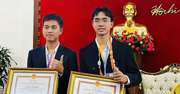 Ho Chi Minh City awarded certificates of merit and 50 million VND in prizes to 2 students who won ISEF prizes.