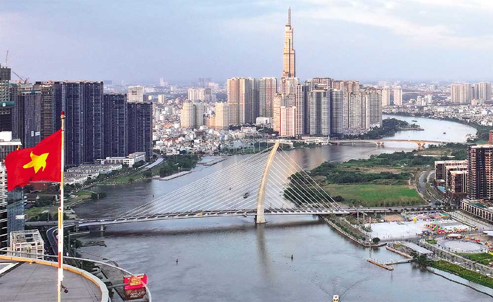 Ba-Son-Brückenprojekt: Die Ba-Son-Brücke überquert den Saigon-Fluss und verbindet Distrikt 1 mit Thu Duc City. Der Bau begann 2015 und wurde am 30. April 2022 mit einer Gesamtinvestition von fast 3.100 Milliarden VND für den Verkehr freigegeben. Die Brücke ist über 1.400 m lang und hat sechs Fahrspuren. Sie ist als Schrägseilbrücke konzipiert, wobei der Hauptturm als Symbol des Eingangstors vom Stadtzentrum durch das neue Stadtgebiet Thu Thiem gilt. Die Ba-Son-Brücke wird voraussichtlich ein markantes architektonisches Highlight am Saigon-Fluss sein.