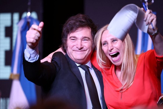 アルゼンチン次期大統領ハビエル・ミレイ氏と妹。勝利後の写真。写真：ロイター